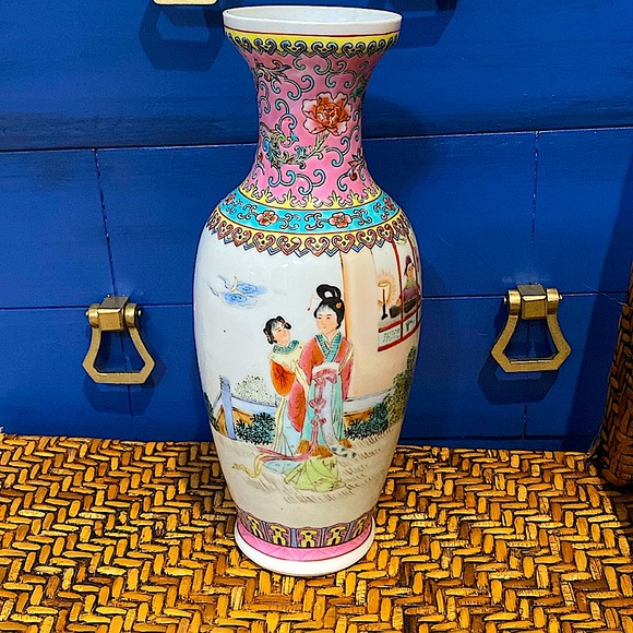 Chinese Famille Rose Vintage Porcelain Vase
